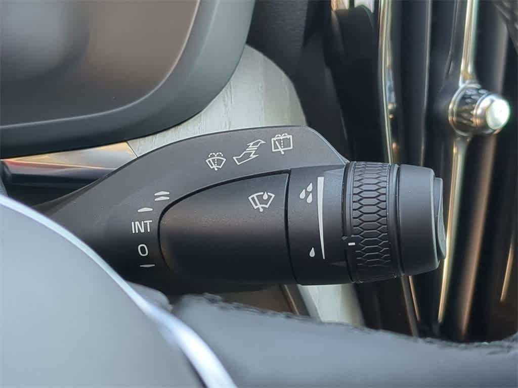 Thumbnail: 2025 Volvo XC60 - 24