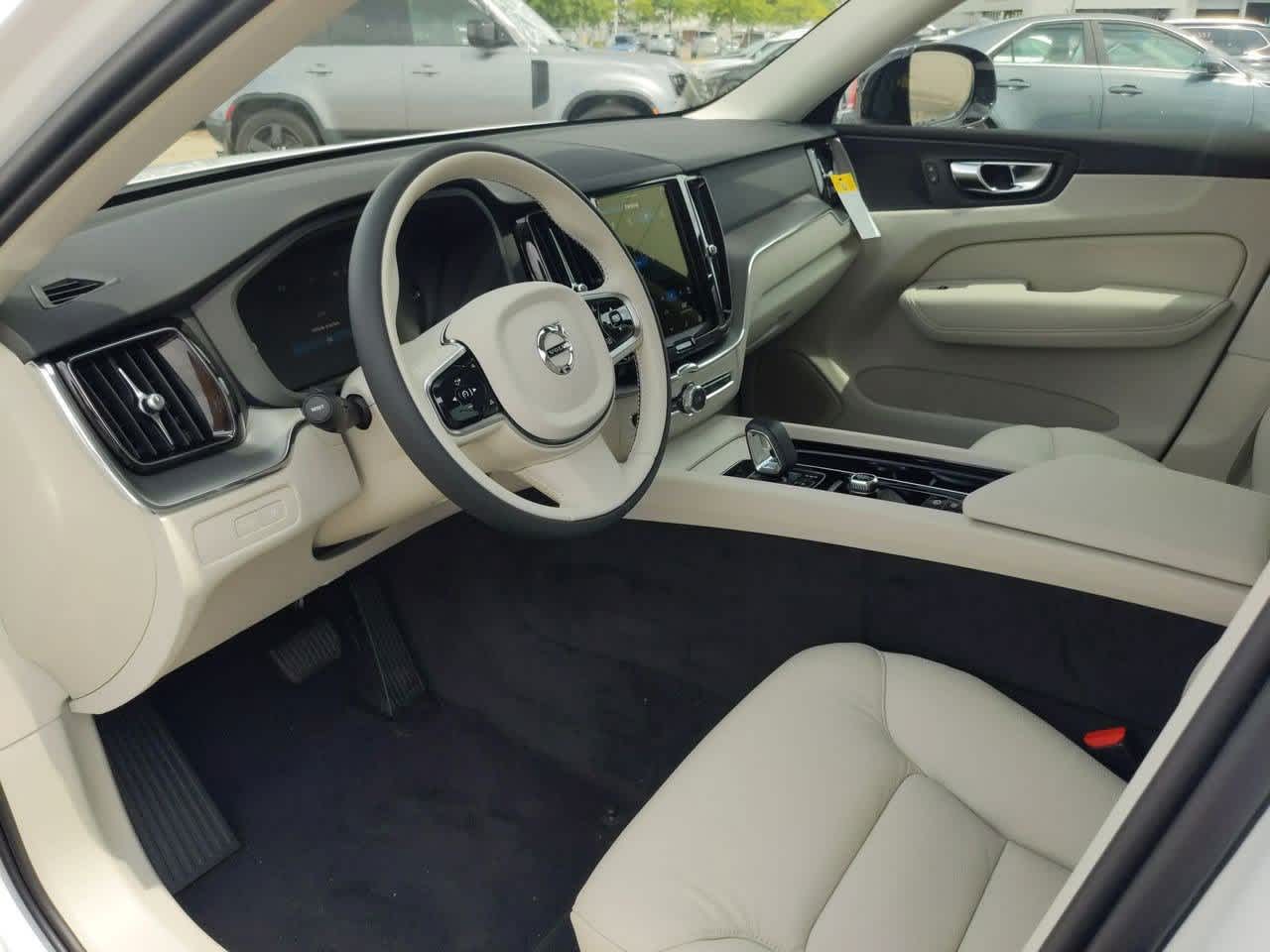 2025 Volvo XC60 Hybrid T8 Core photo 2