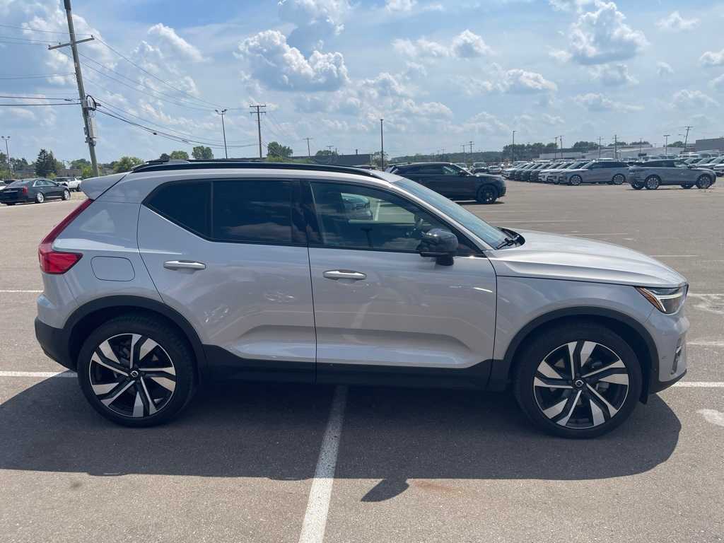 Thumbnail: 2023 Volvo XC40 - 6