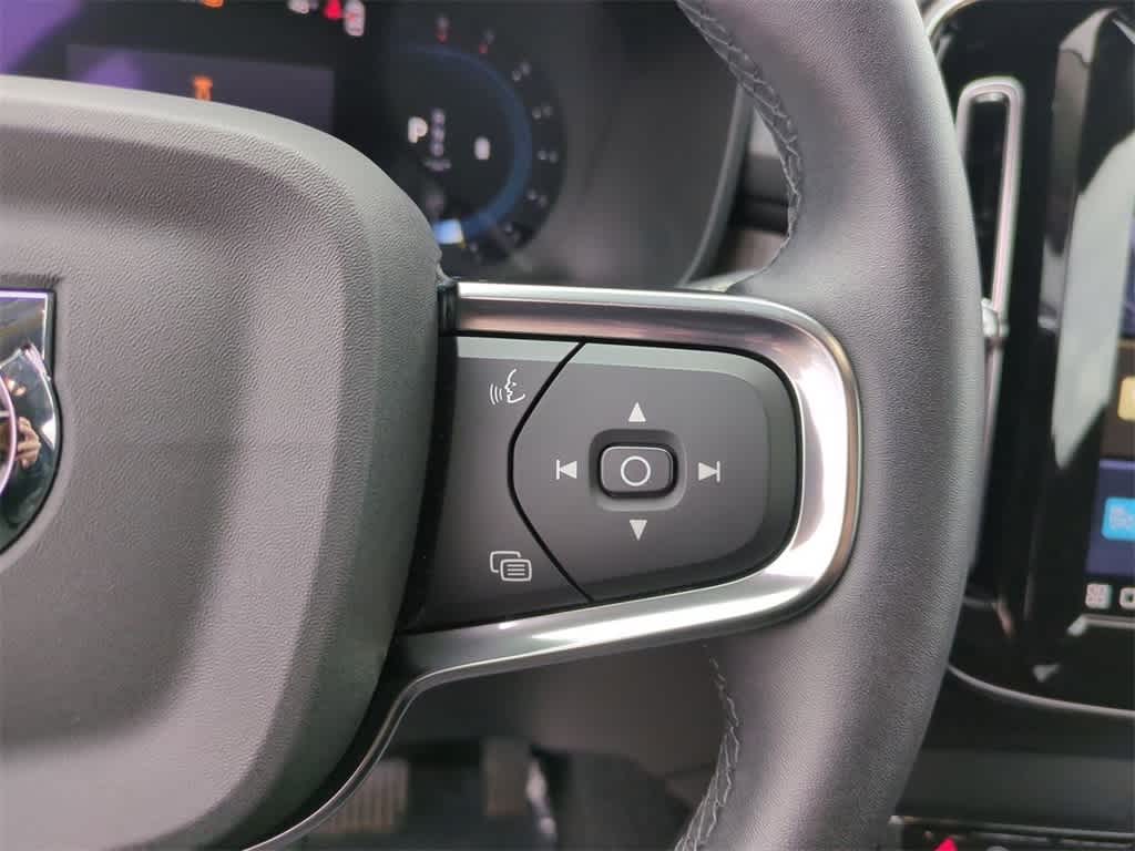 Thumbnail: 2023 Volvo XC40 - 16