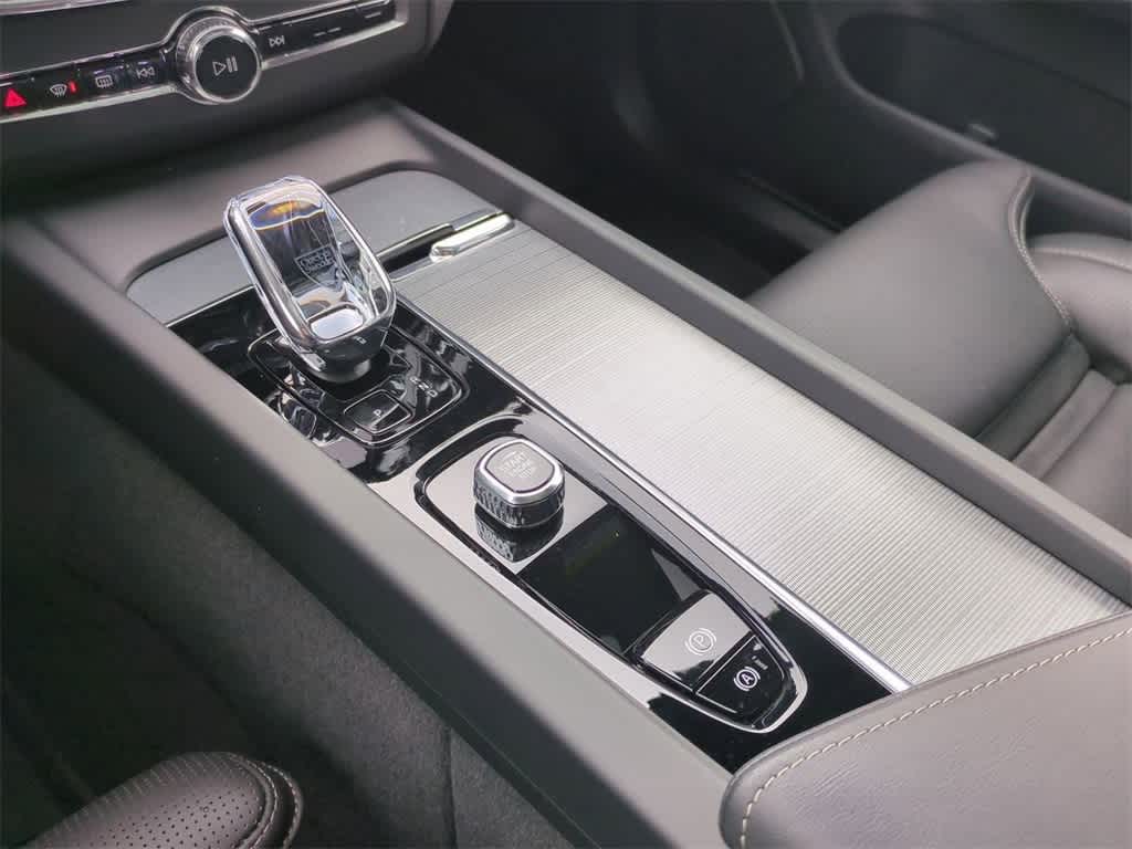 Thumbnail: 2025 Volvo XC60 - 24