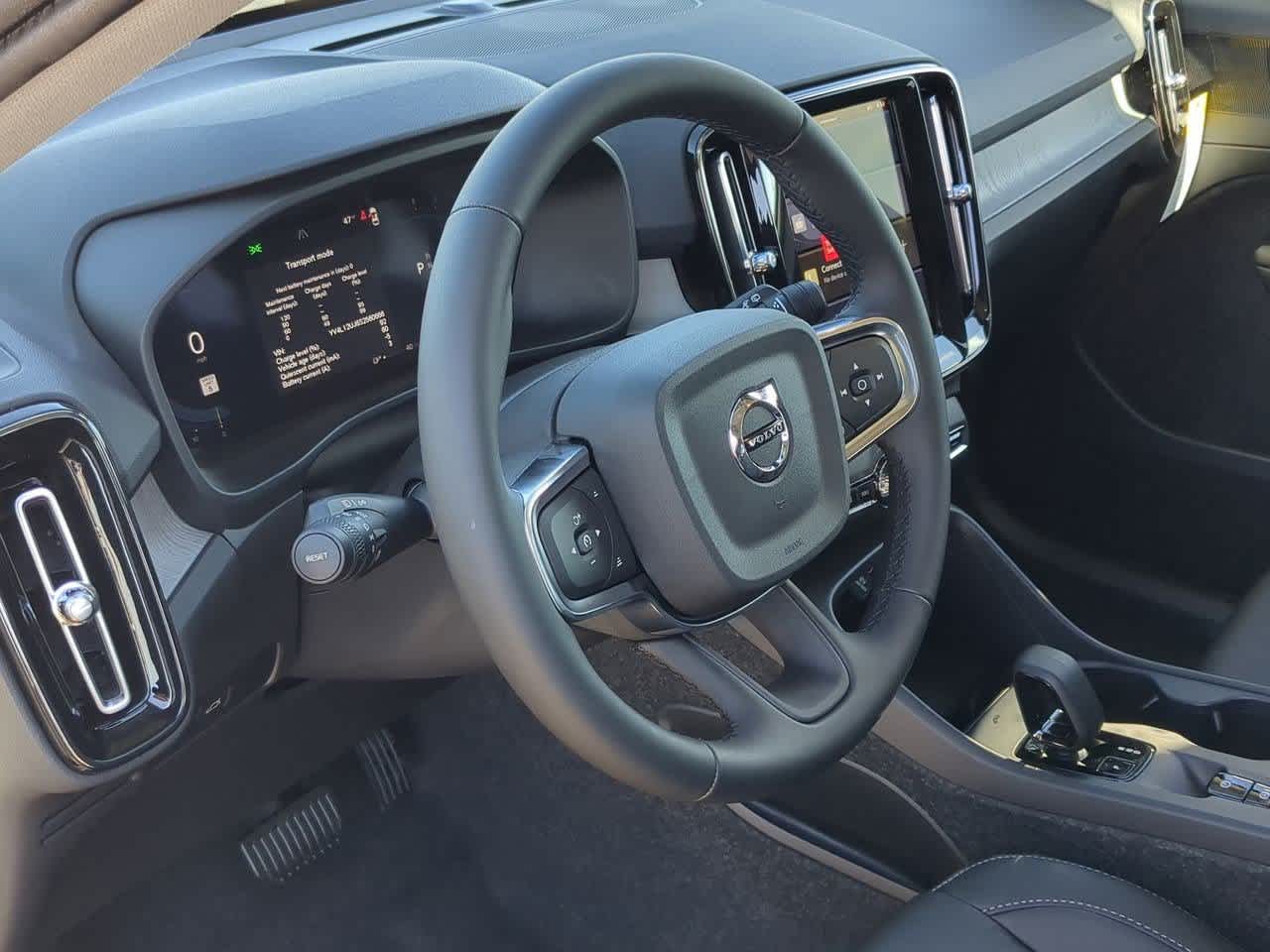 2025 Volvo XC40 Core photo 2