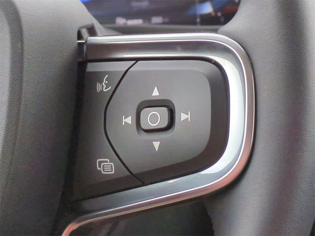 Thumbnail: 2025 Volvo XC40 - 24