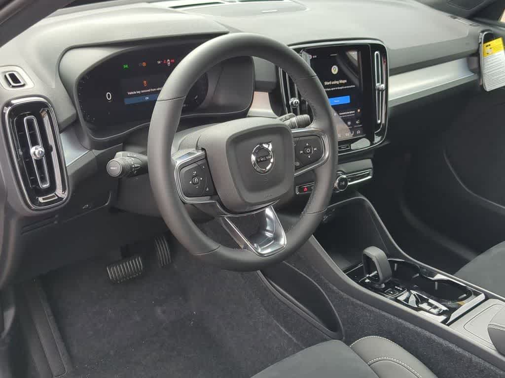 Thumbnail: 2026 Volvo XC40 - 2