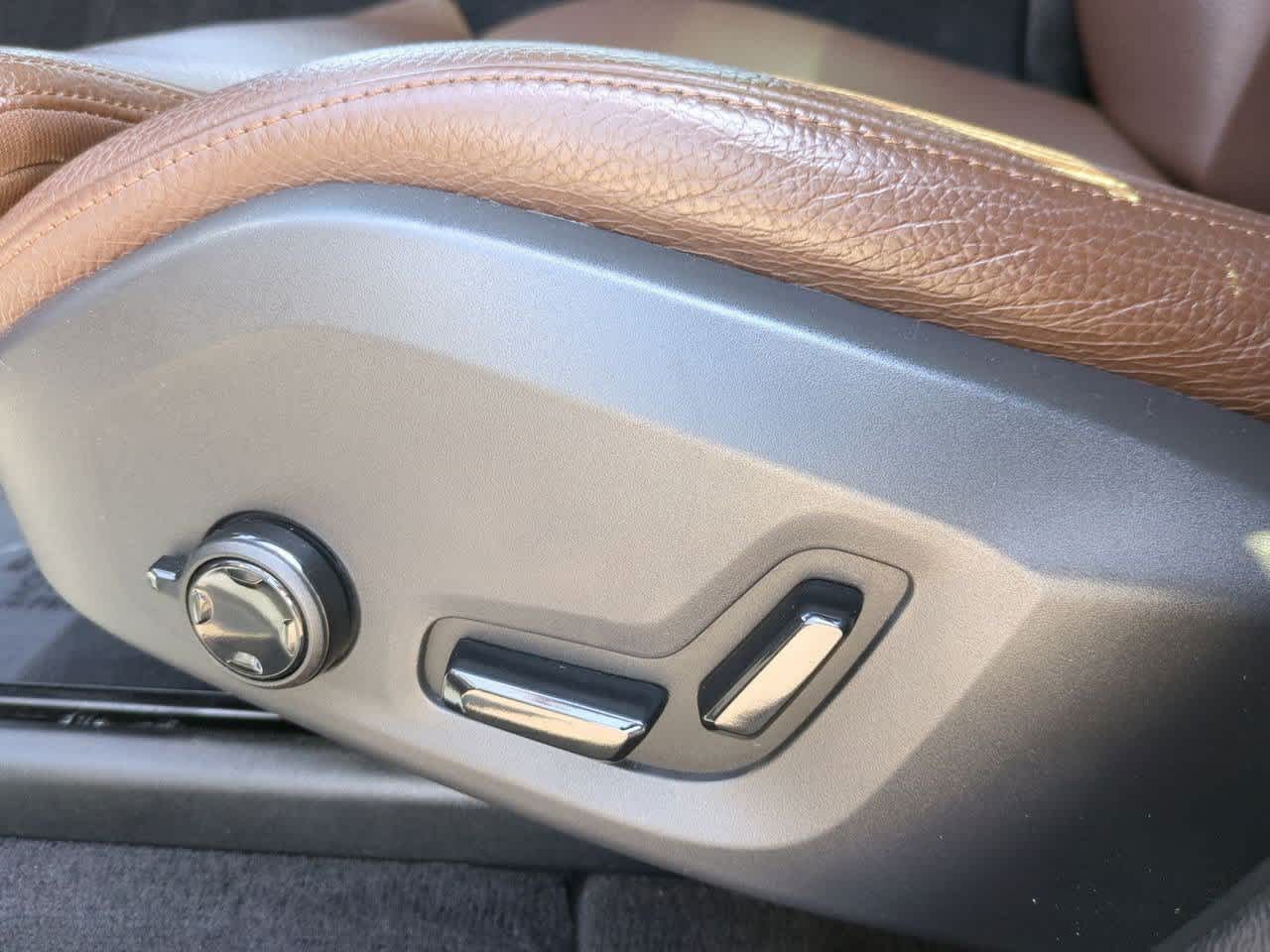 Thumbnail: 2019 Volvo XC60 - 16