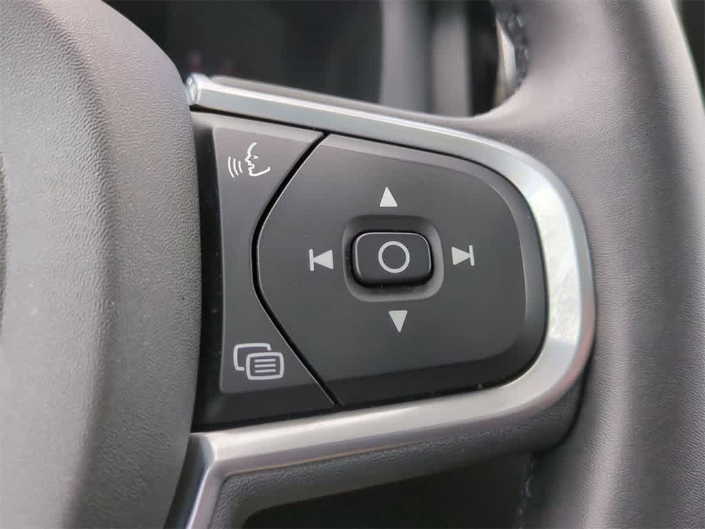 Thumbnail: 2022 Volvo XC60 - 25
