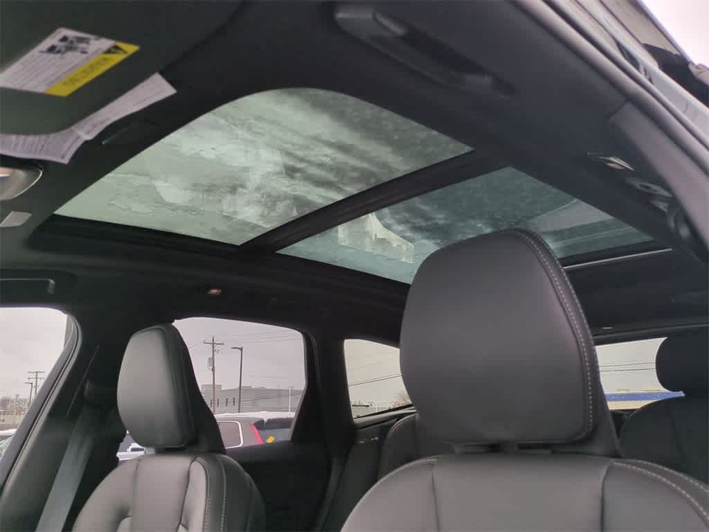 Thumbnail: 2025 Volvo XC60 - 11