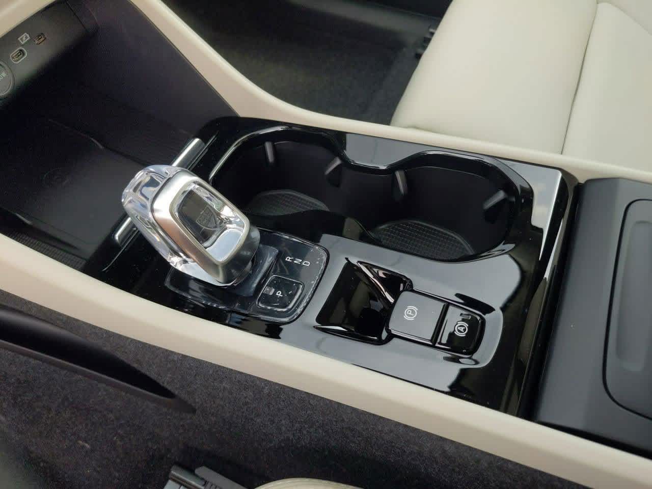 Thumbnail: 2025 Volvo XC40 - 24