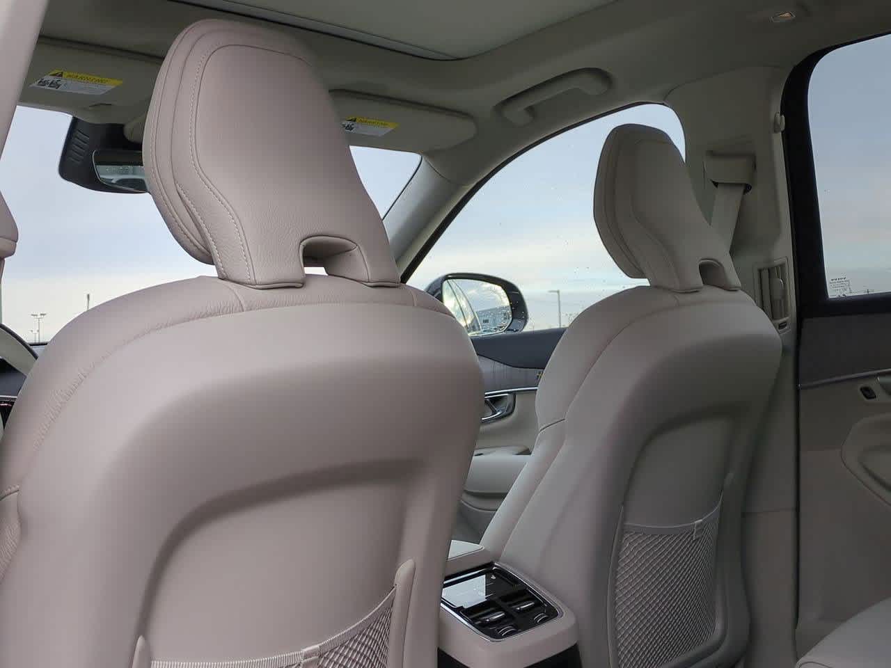 2025 Volvo XC90 T8 Plus 17