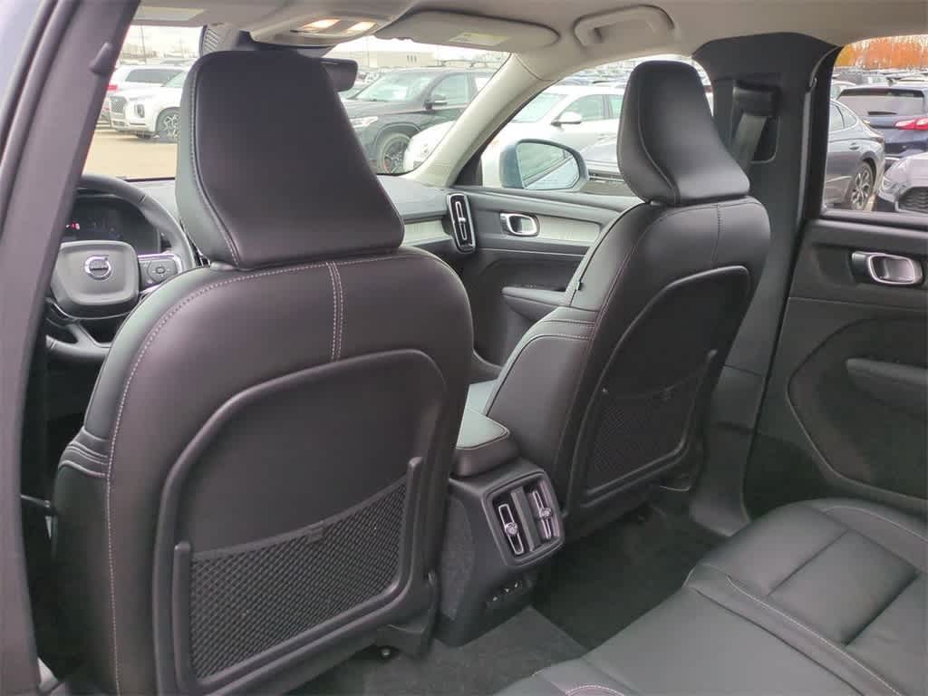 Thumbnail: 2023 Volvo XC40 - 10