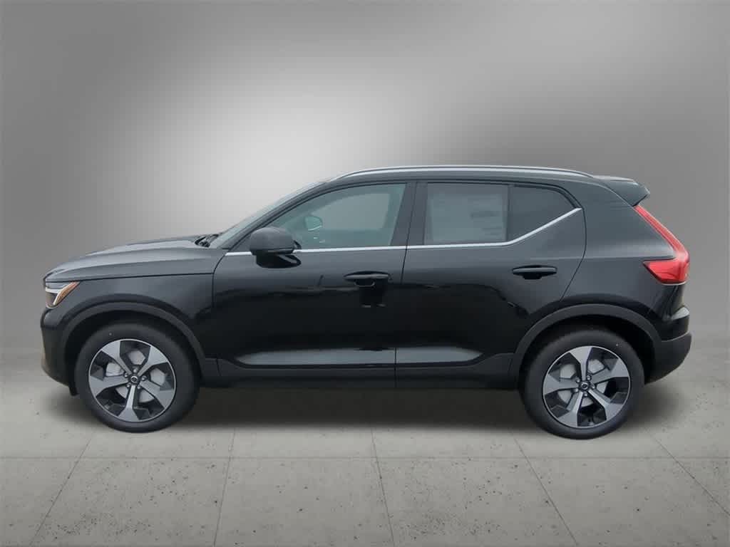 Thumbnail: 2025 Volvo XC40 - 3