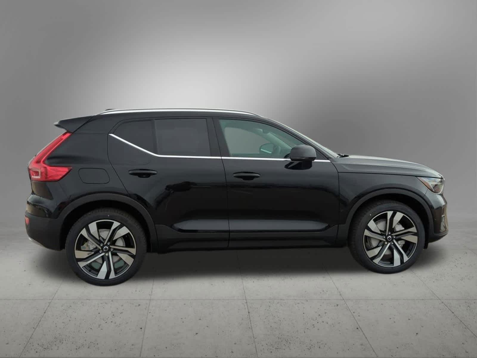 Thumbnail: 2025 Volvo XC40 - 7