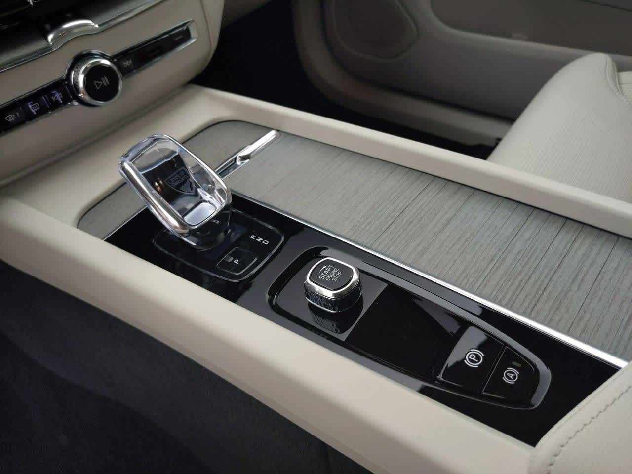 Thumbnail: 2025 Volvo XC60 - 24