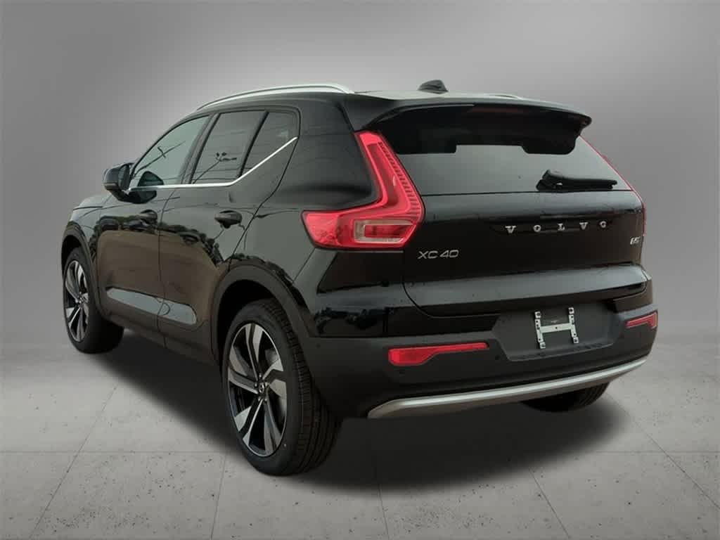 Thumbnail: 2025 Volvo XC40 - 4