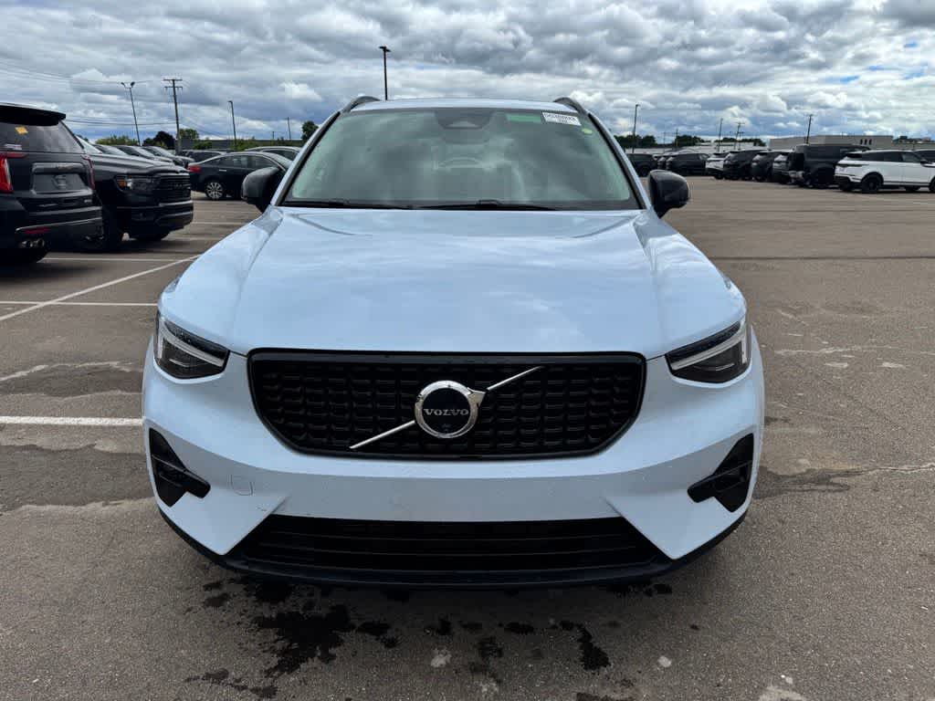 Thumbnail: 2026 Volvo XC40 - 2