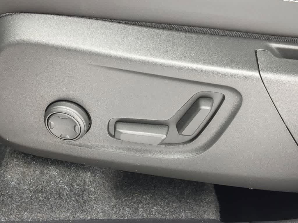 Thumbnail: 2026 Volvo XC40 - 17