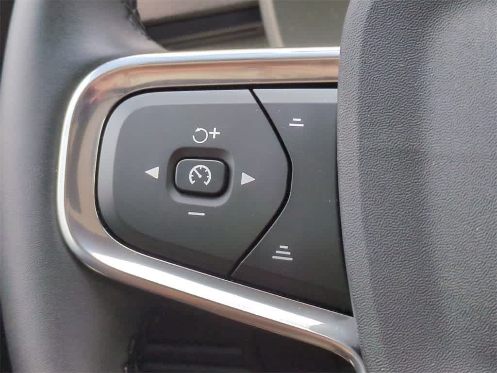 Thumbnail: 2025 Volvo XC40 - 24