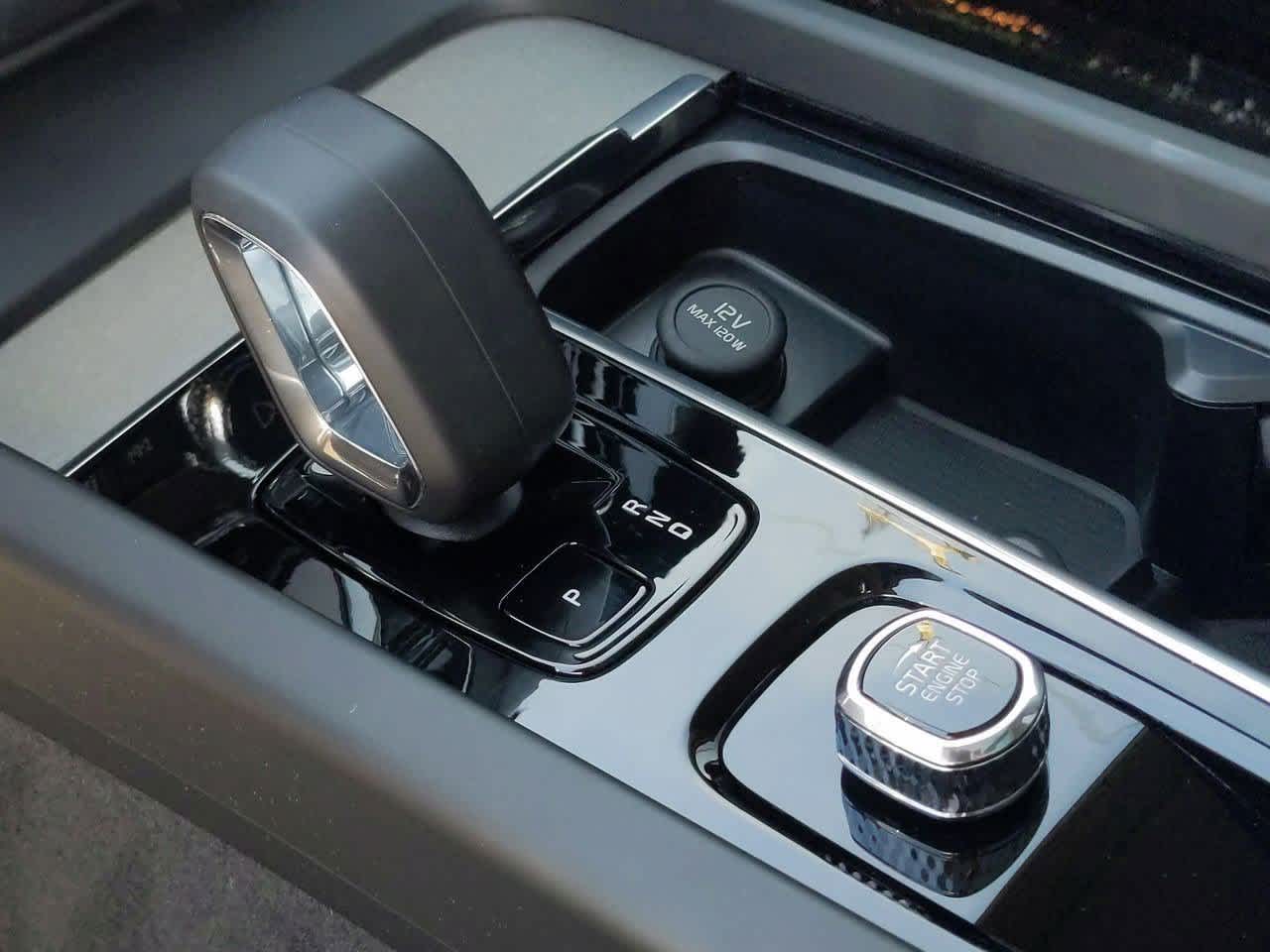 Thumbnail: 2025 Volvo XC60 - 25
