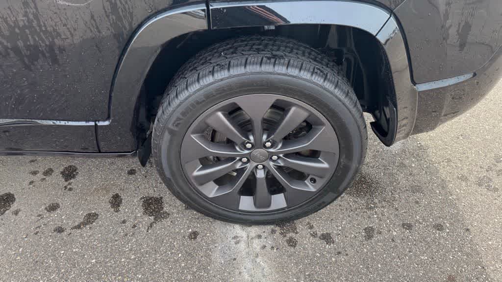 Thumbnail: 2019 Jeep Cherokee - 10