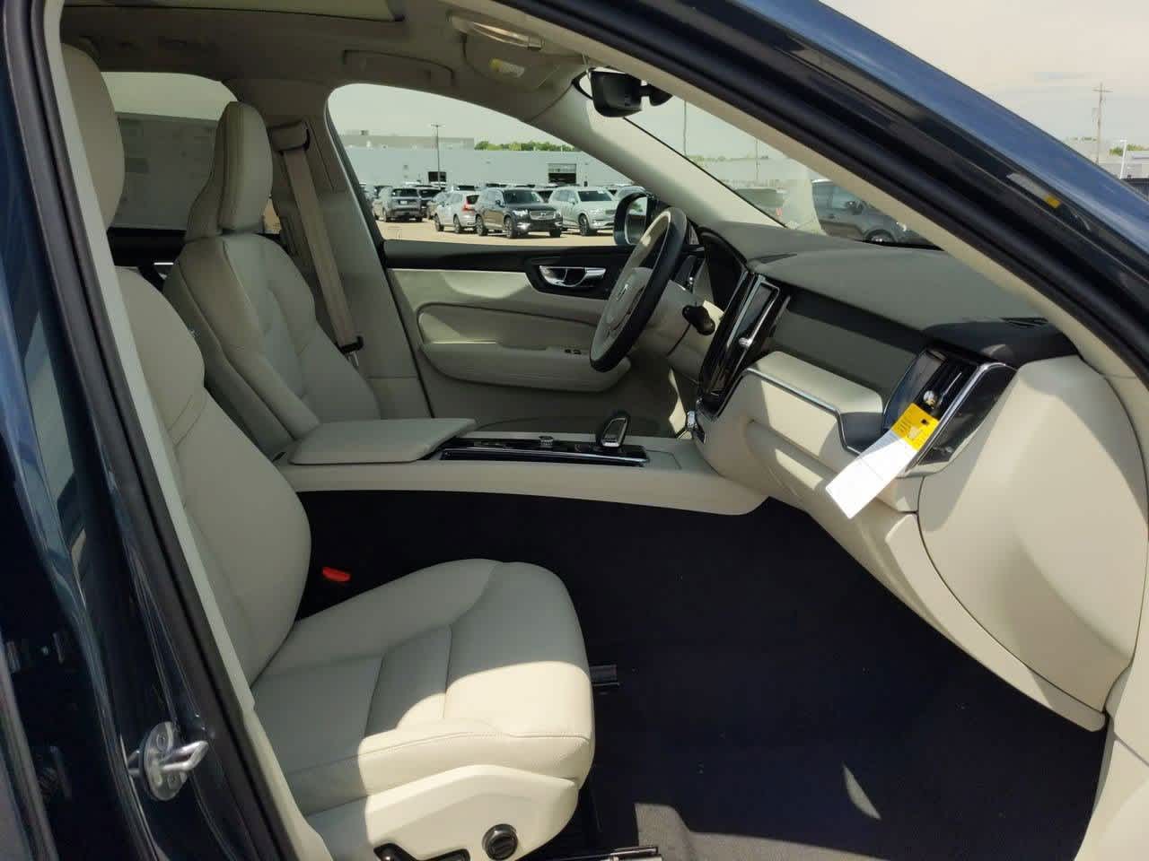 Thumbnail: 2025 Volvo XC60 - 19