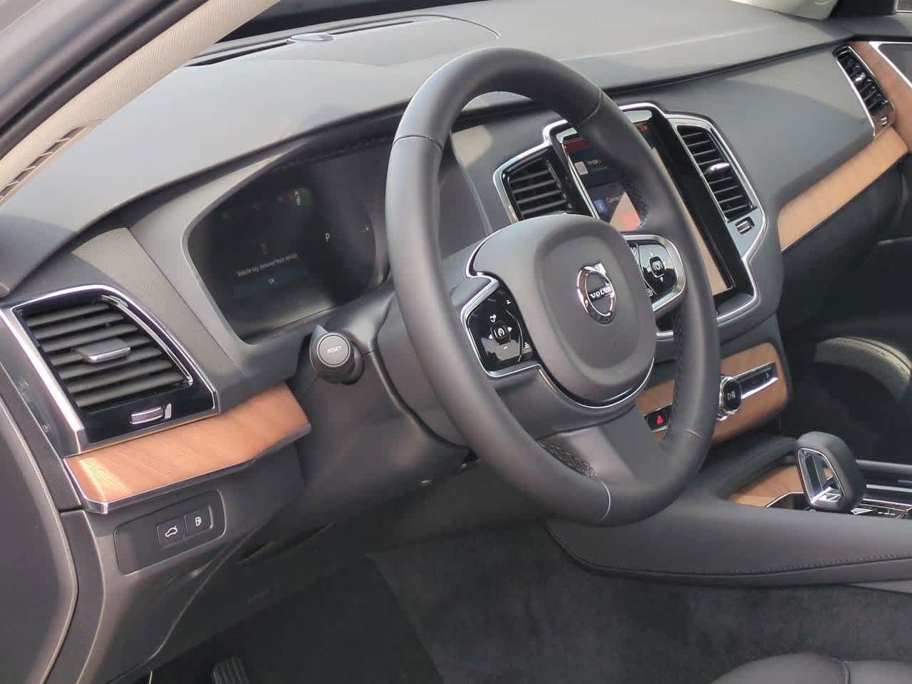 2025 Volvo XC90 T8 Plus photo 2