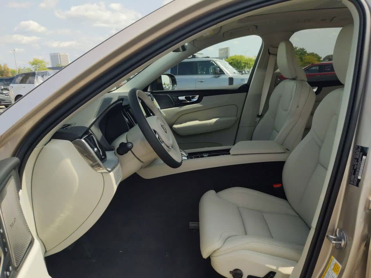 Thumbnail: 2025 Volvo XC60 - 14