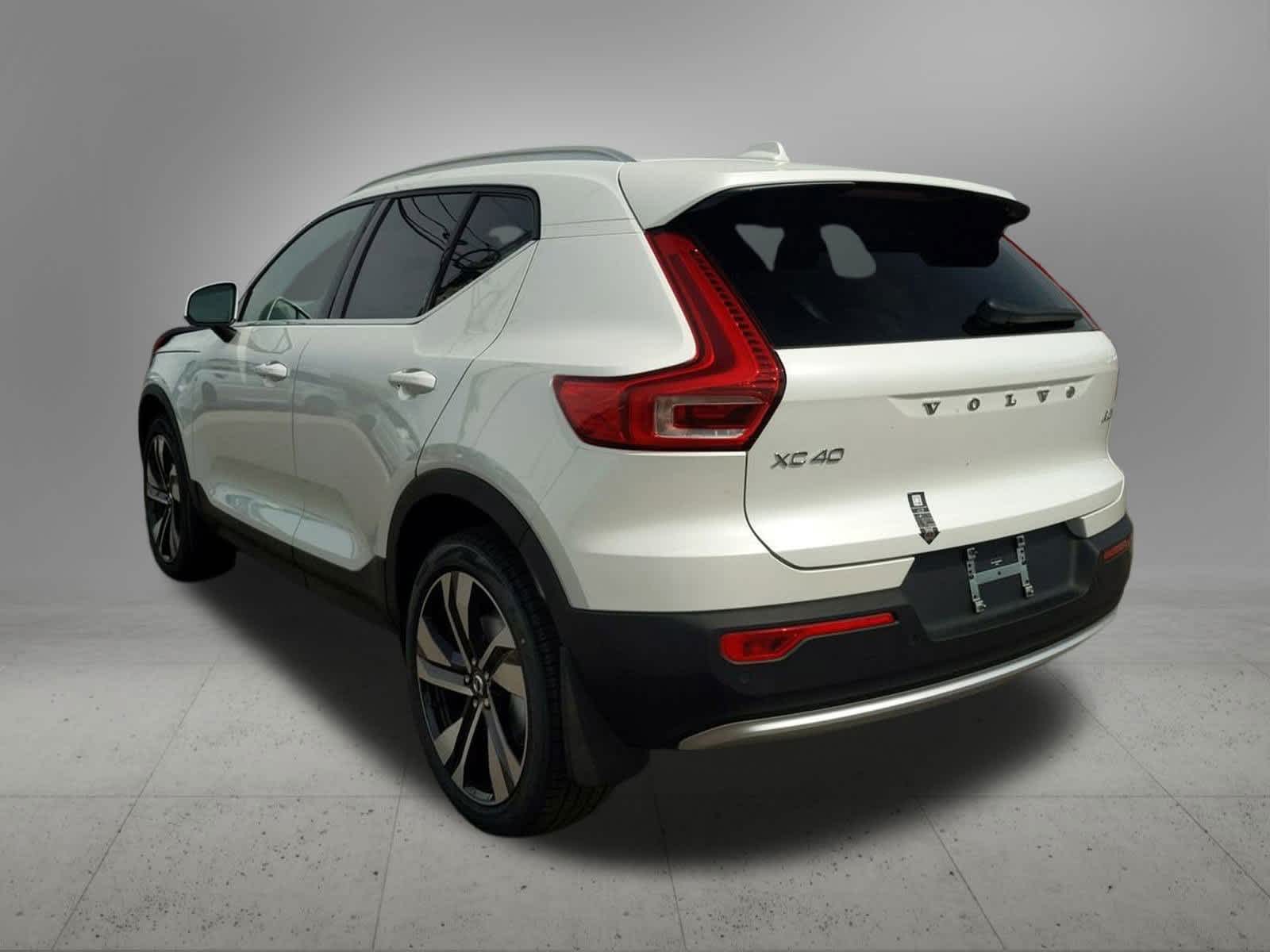 Thumbnail: 2025 Volvo XC40 - 4