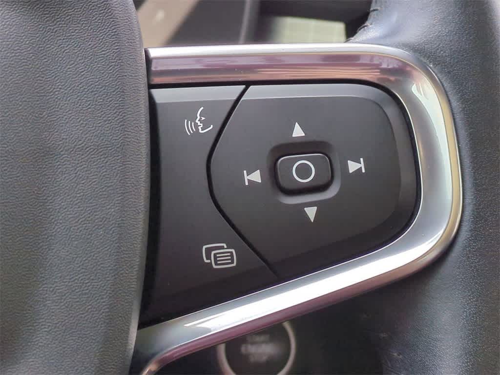 Thumbnail: 2021 Volvo XC40 - 24