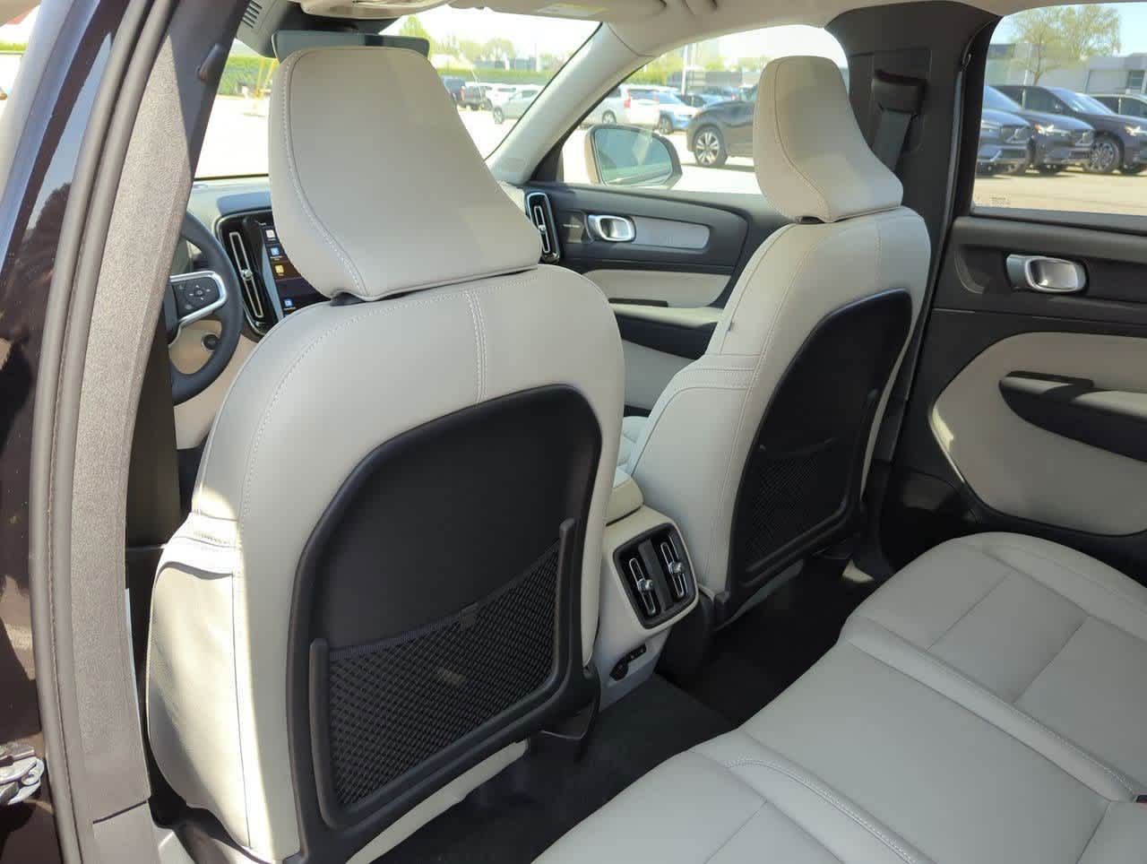 2025 Volvo XC40 B5 Ultimate 16