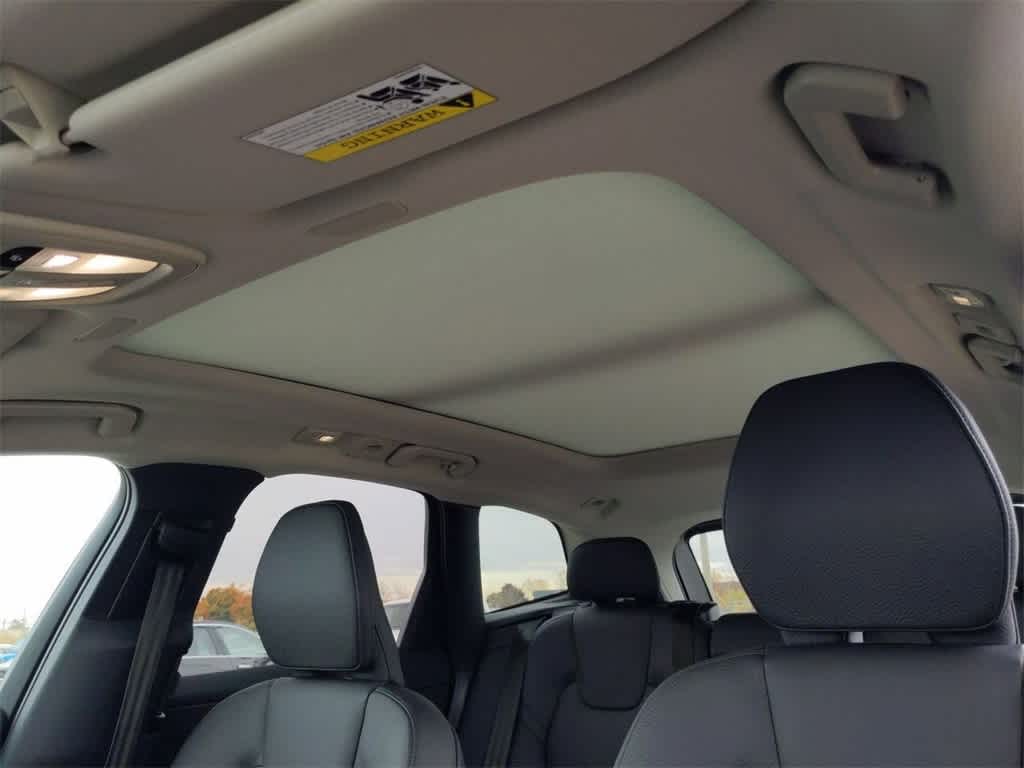 Thumbnail: 2025 Volvo XC60 - 17