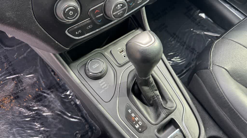 Thumbnail: 2019 Jeep Cherokee - 25