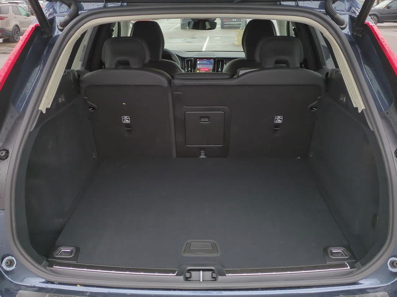 2025 Volvo XC60 B5 Plus 33