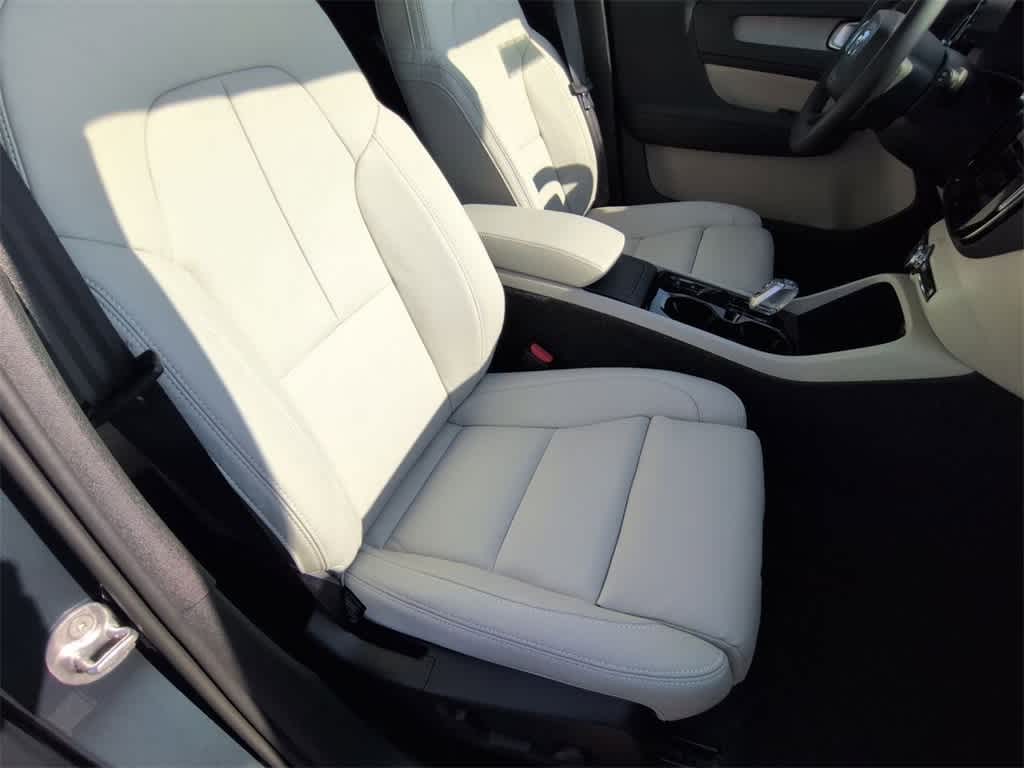 Thumbnail: 2026 Volvo XC40 - 21