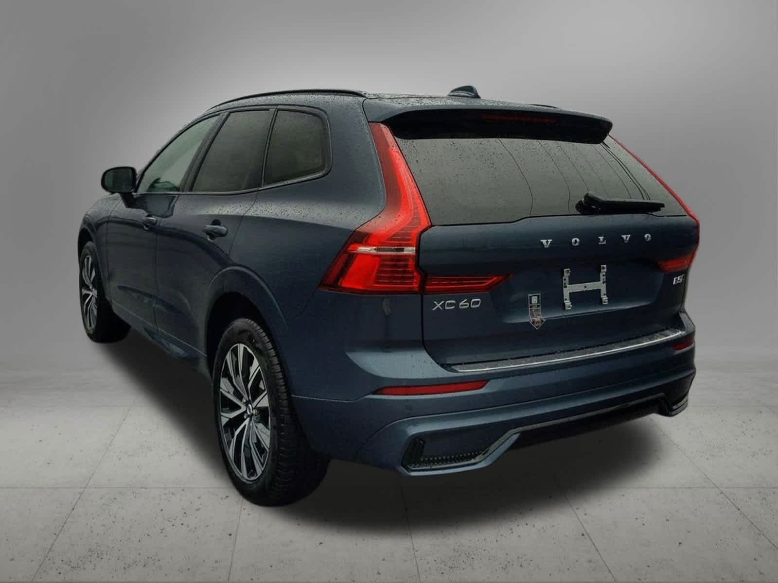 2025 Volvo XC60 Core B5 photo 4