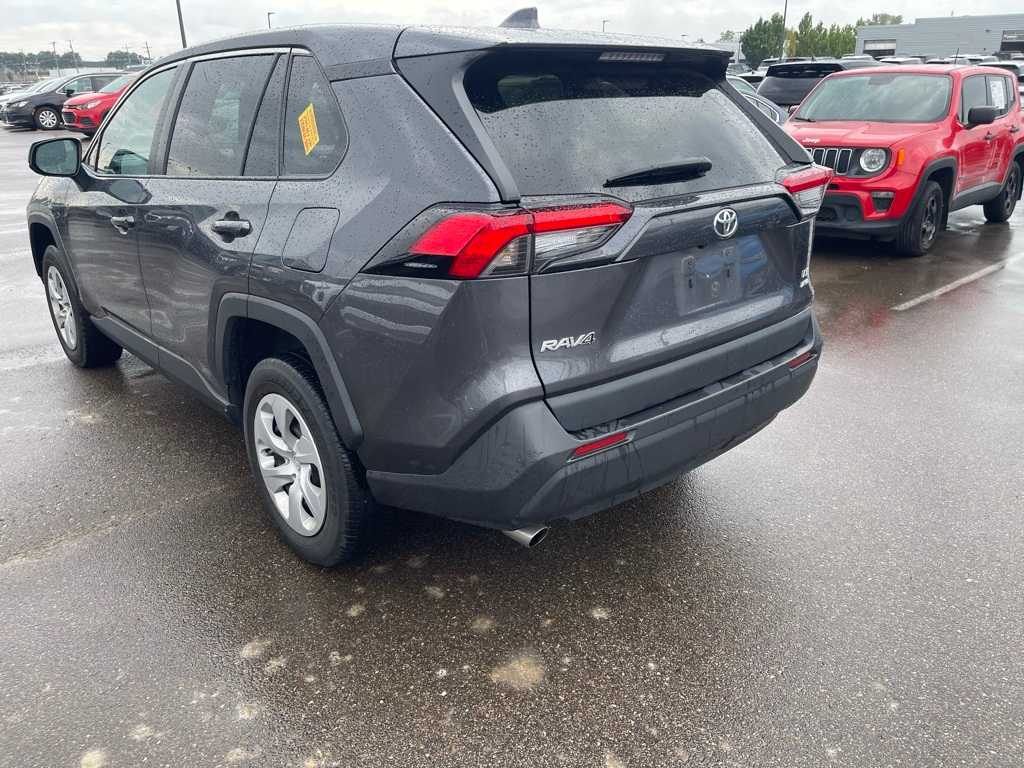 2022 Toyota RAV4 LE photo 2