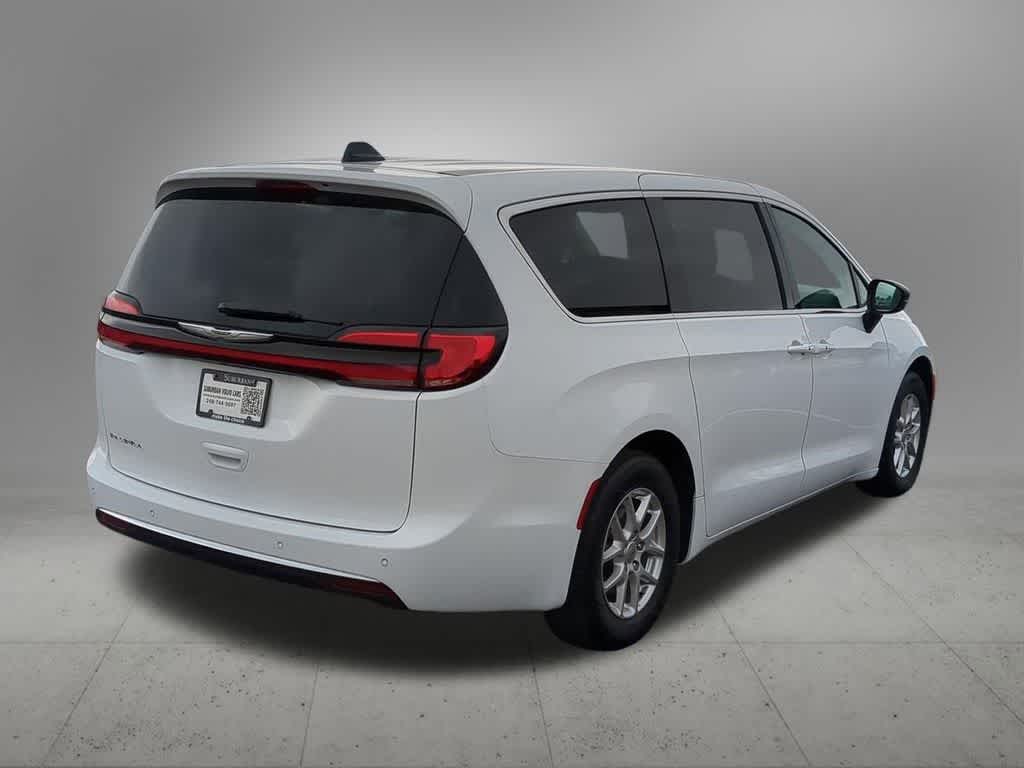 Thumbnail: 2024 Chrysler Pacifica - 6