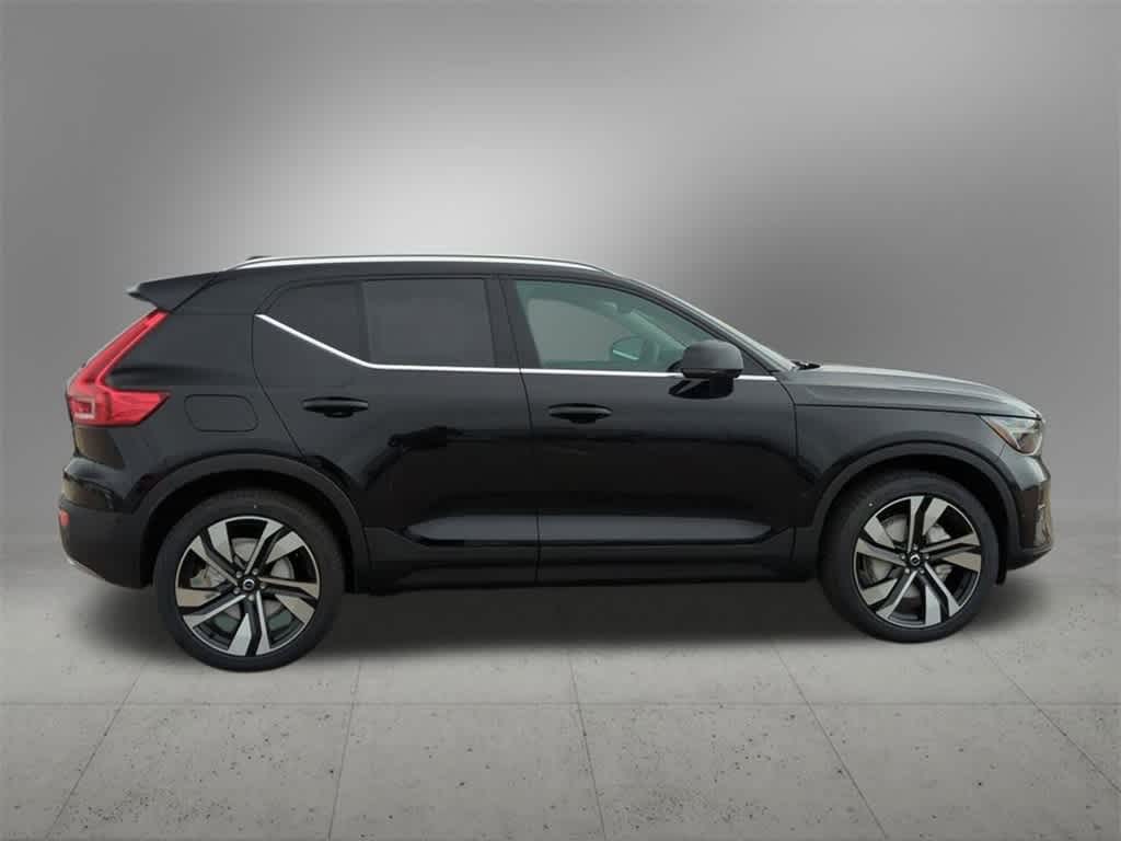 Thumbnail: 2025 Volvo XC40 - 7