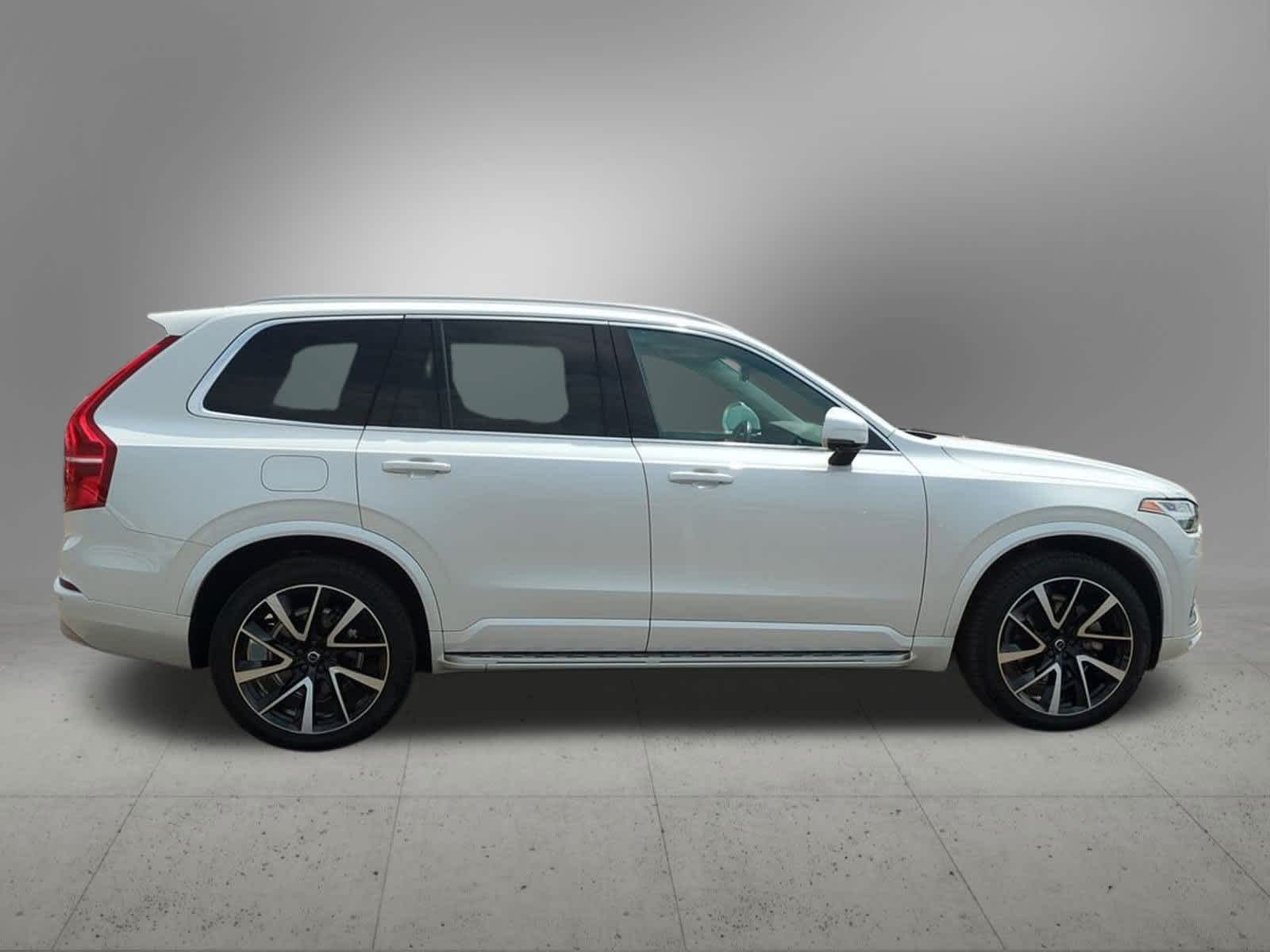 2022 Volvo XC90 T6 Momentum 7