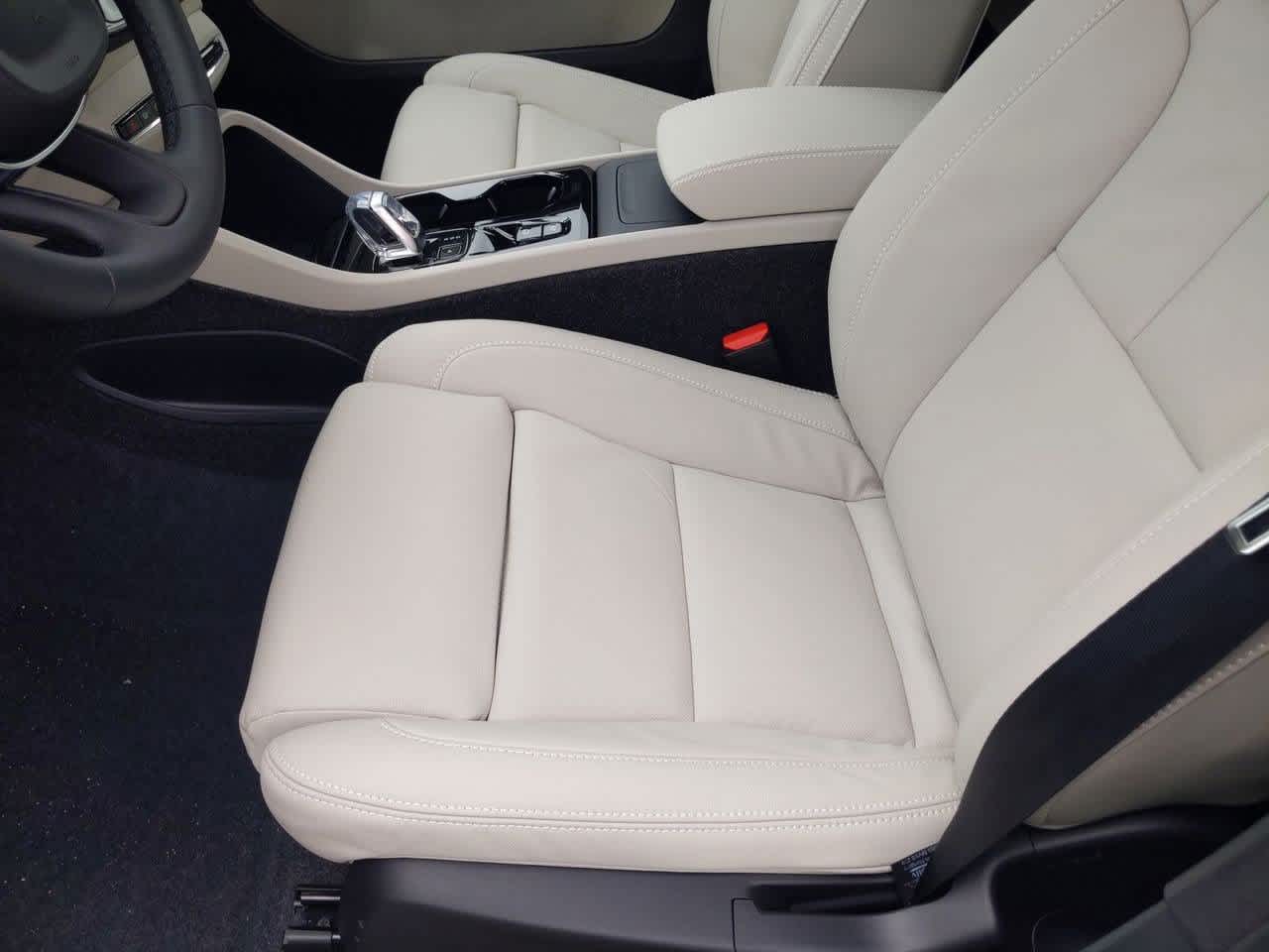 2025 Volvo XC40 B5 Ultimate 16