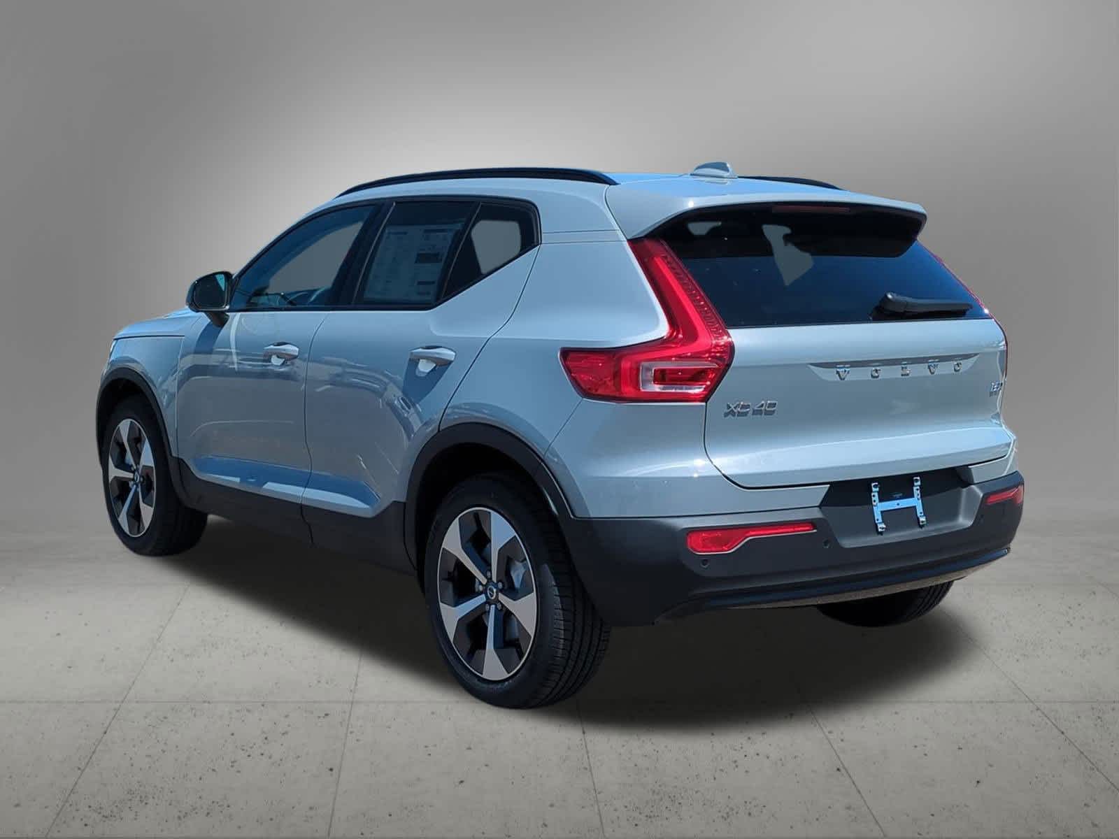 Thumbnail: 2026 Volvo XC40 - 4