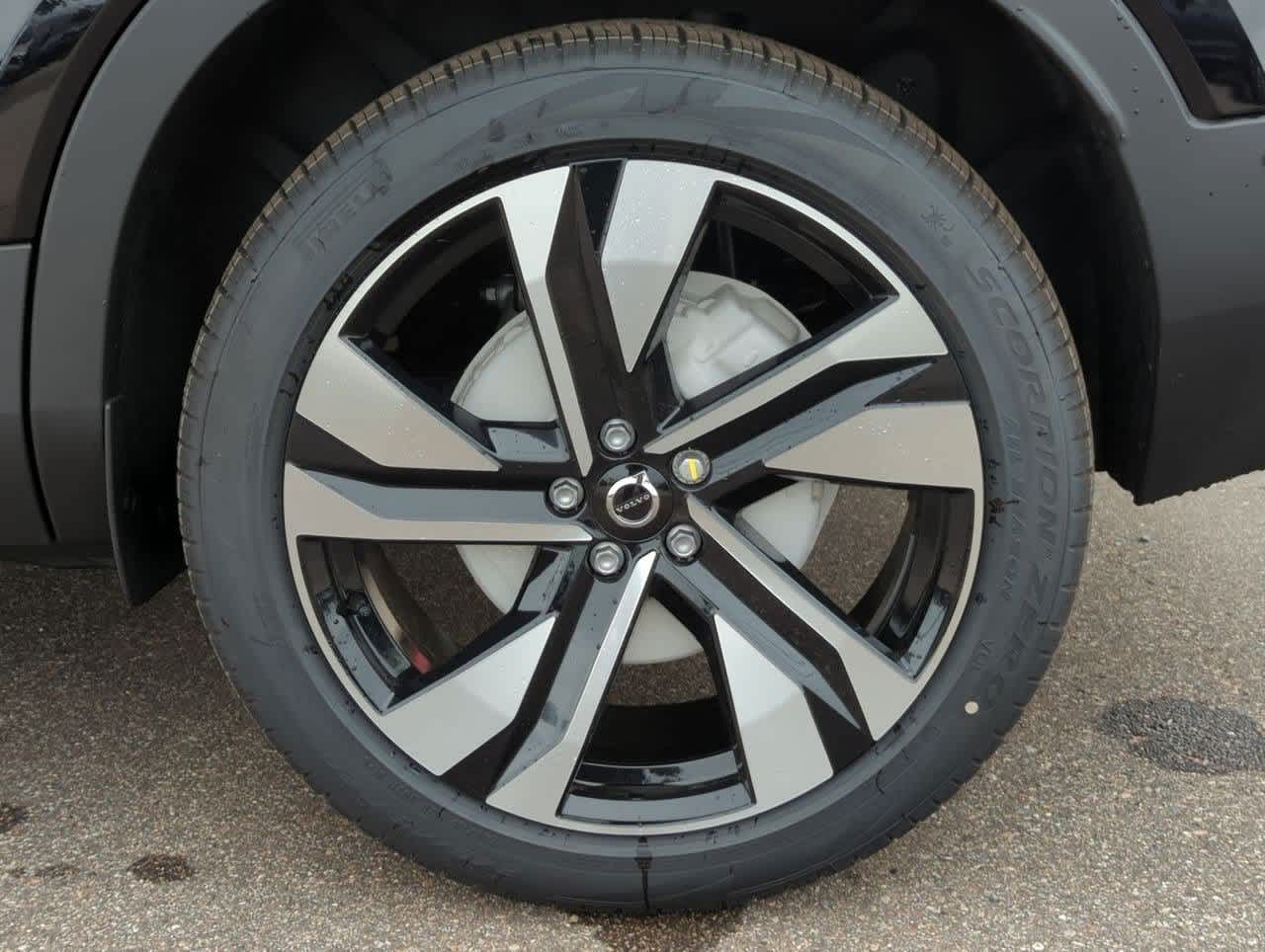 Thumbnail: 2025 Volvo XC40 - 13