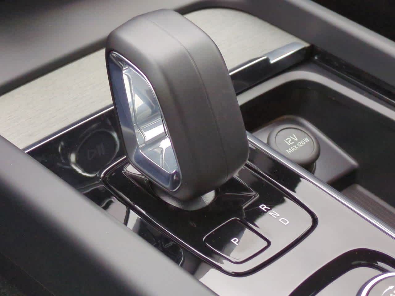 Thumbnail: 2025 Volvo XC60 - 32