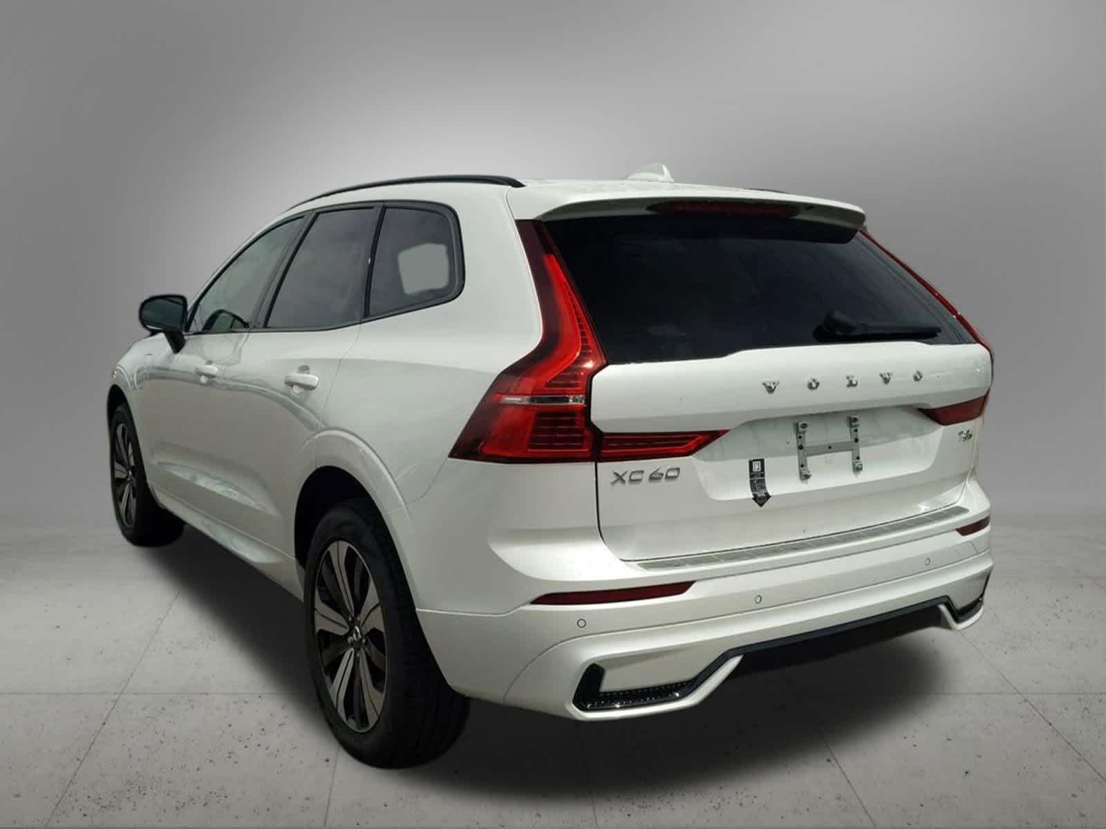 2025 Volvo XC60 Hybrid T8 Core photo 4