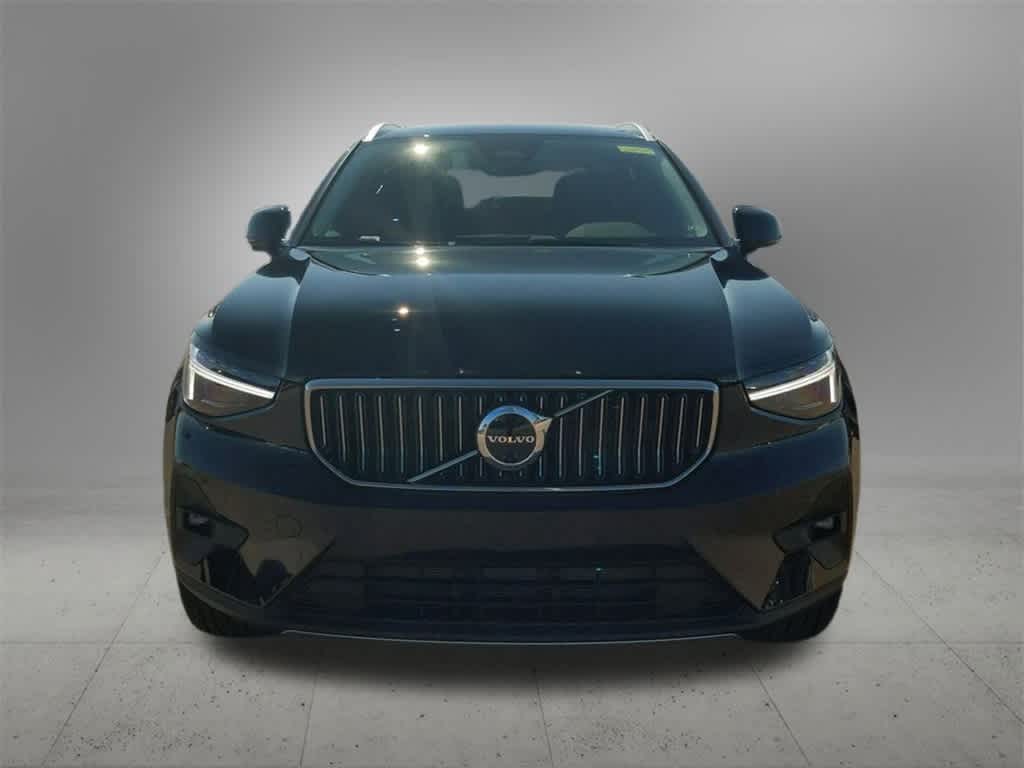 Thumbnail: 2025 Volvo XC40 - 9