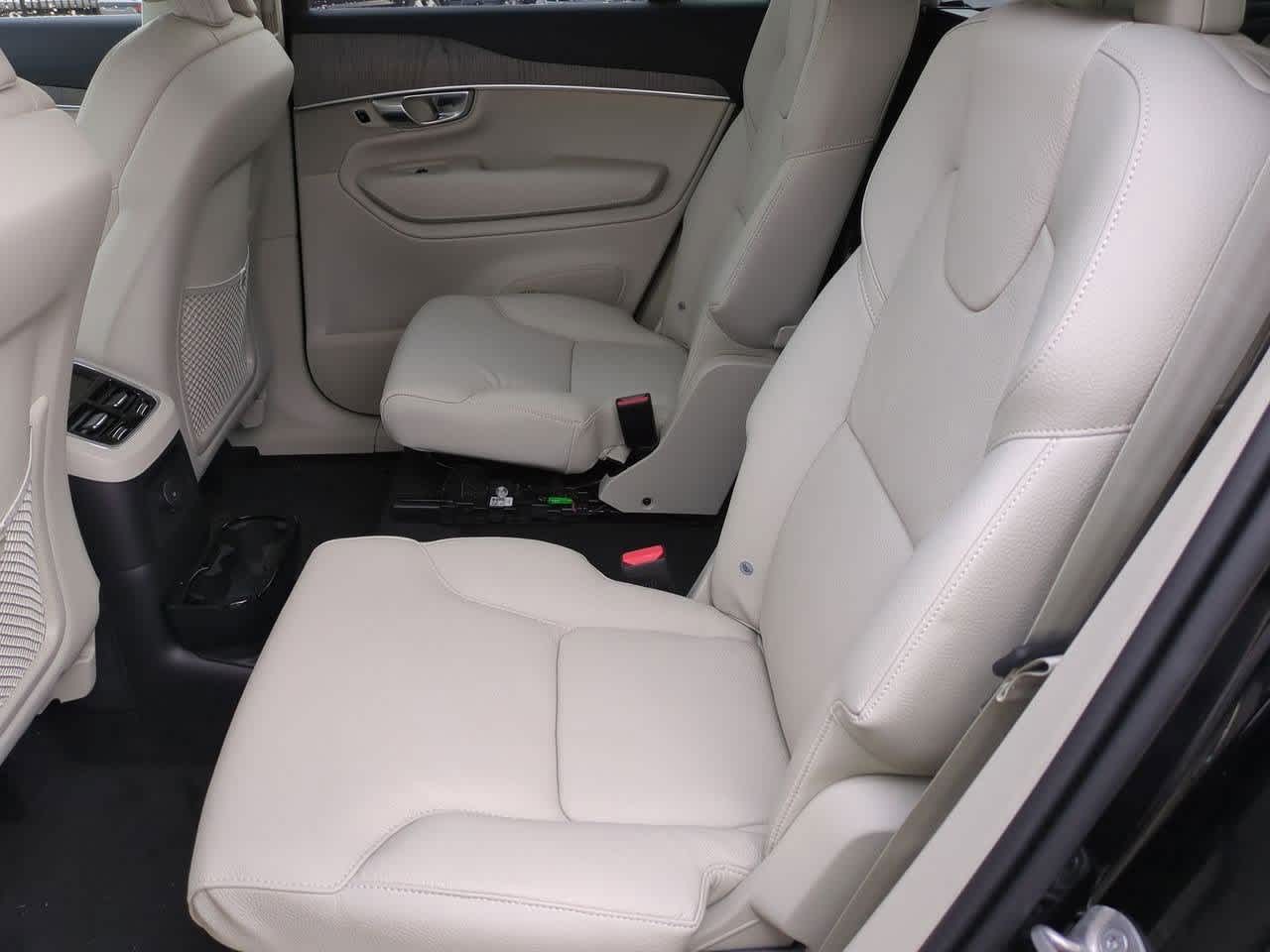 2025 Volvo XC90 T8 Plus 19