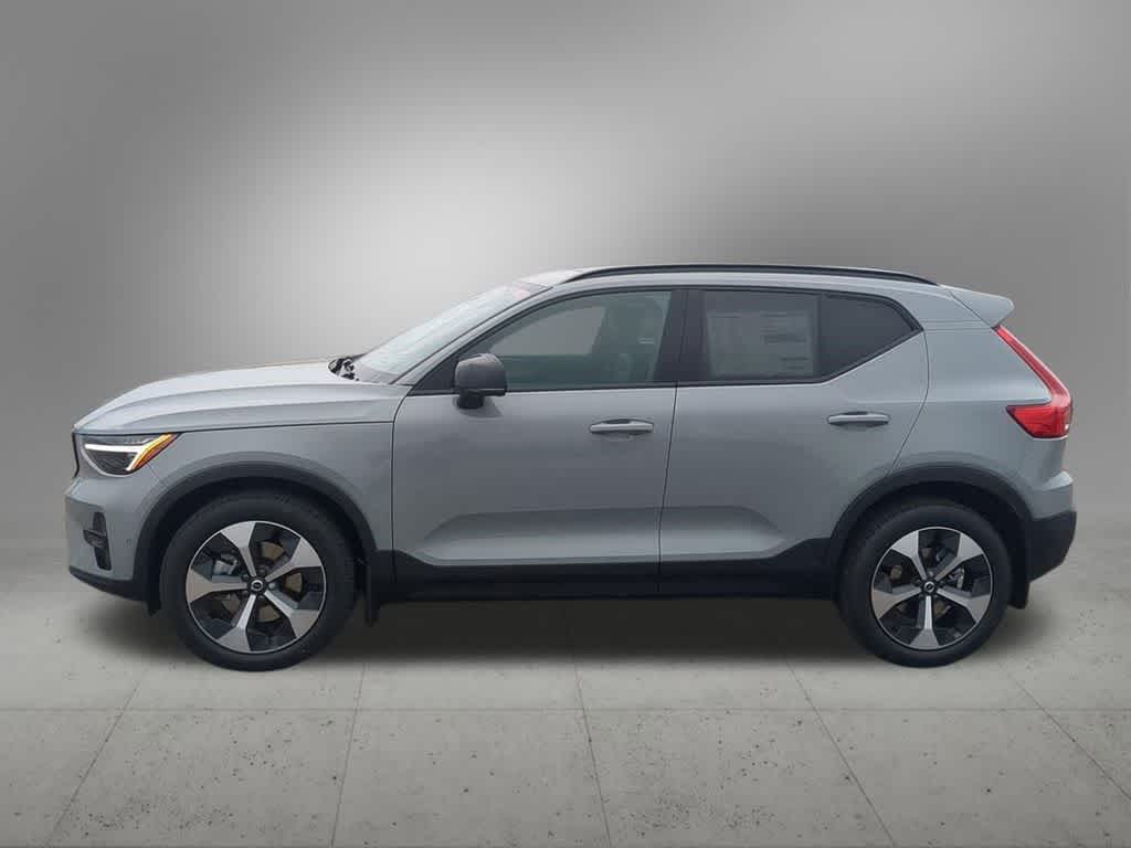 Thumbnail: 2026 Volvo XC40 - 3