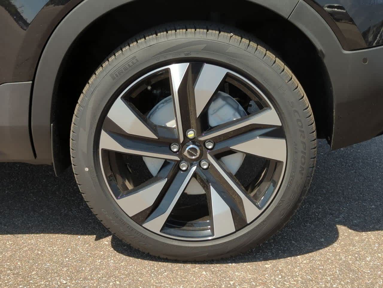 2025 Volvo XC40 B5 Ultimate 12