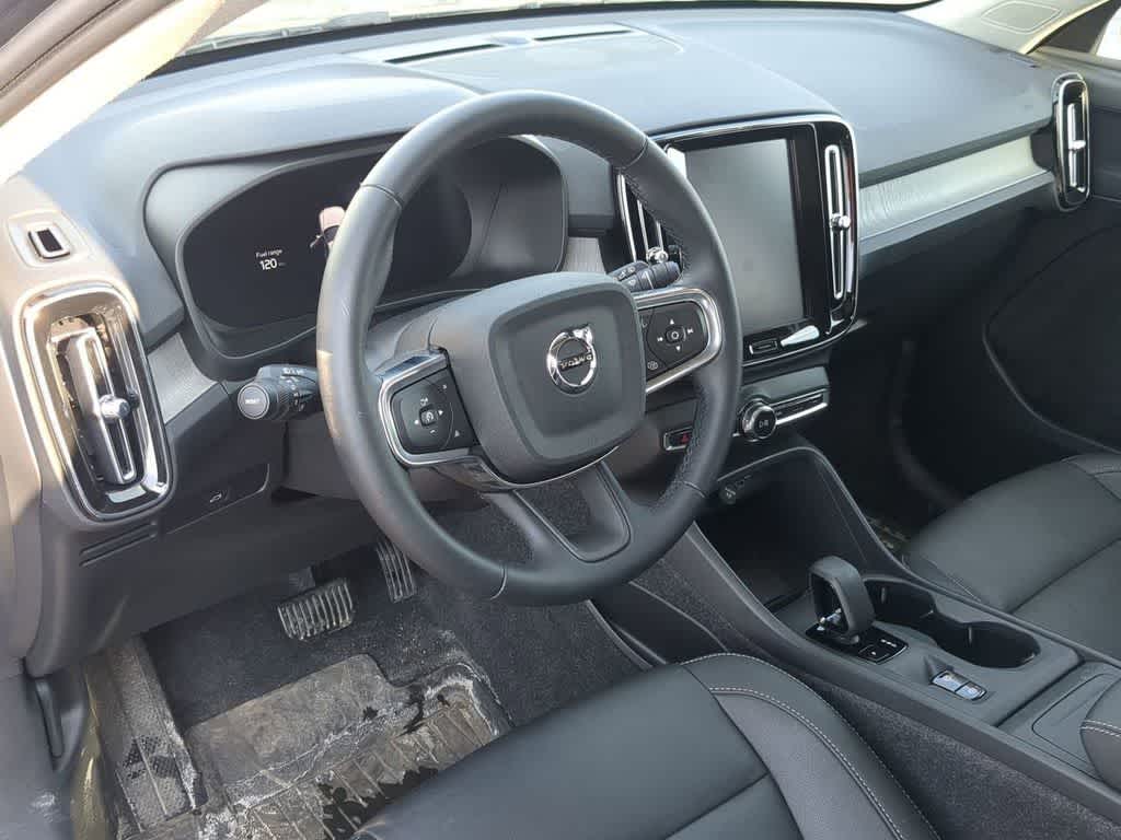 Thumbnail: 2026 Volvo XC40 - 2