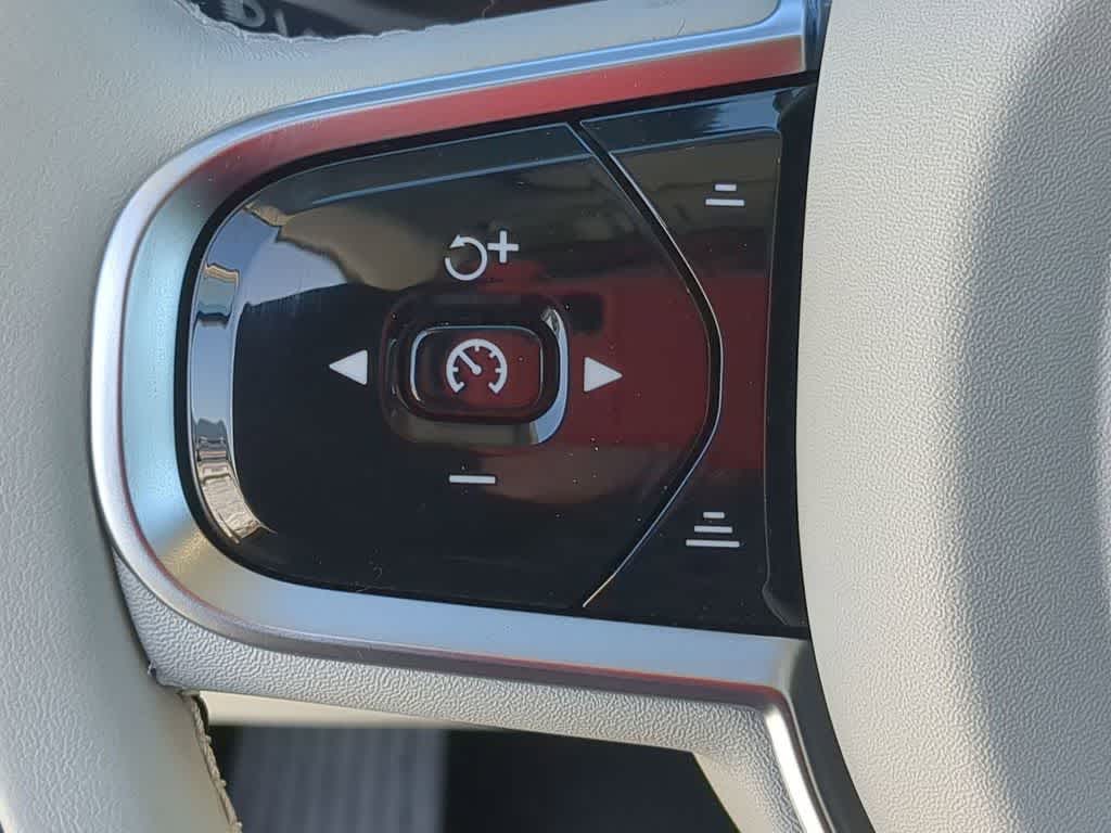 Thumbnail: 2025 Volvo XC60 - 22