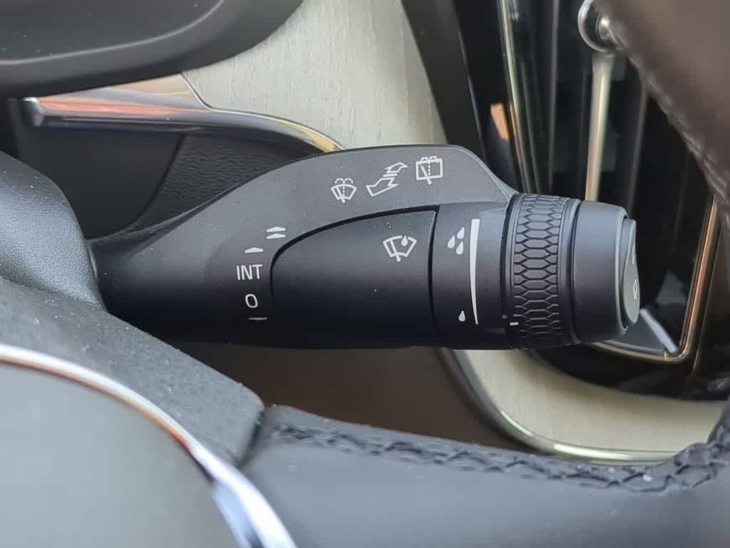 Thumbnail: 2025 Volvo XC60 - 24